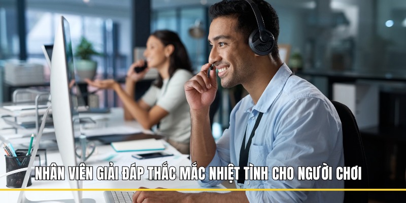 Nhân viên giải đáp thắc mắc nhiệt tình cho người chơi 